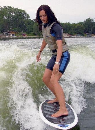 Michele Wakesurfing